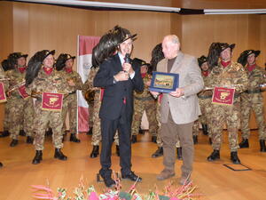 Mapelli dona targa a carlo cortellezzi